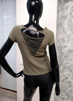 Футболка з незвичайною спинкою