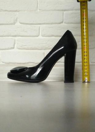Черные классические туфли на толстом каблуке1 фото