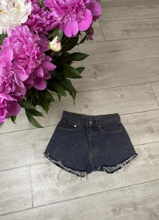 Женские короткие джинсовые шорты levis рваные1 фото