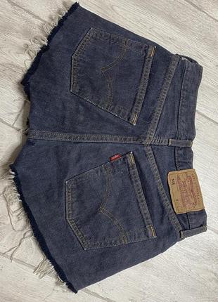 Женские короткие джинсовые шорты levis рваные3 фото