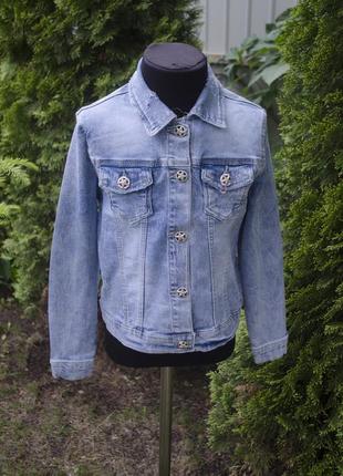 Новая стильная джинсовая куртка на пуговицах