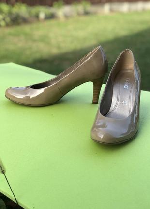 Пудровые лаковые бежевые туфли лодочки gabor2 фото
