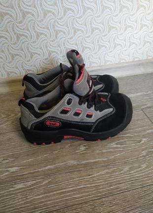 Новые защитные ботинки 38,39 размеры