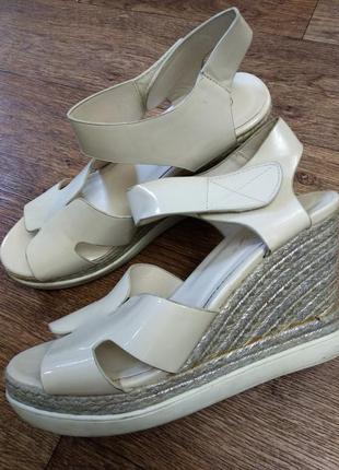 Сандалі на танкетці