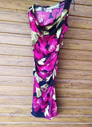 Квіткове плаття з боків зжате, квітковий принт