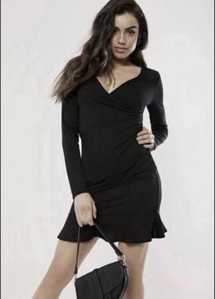 Базовое черное платье мини с оборкой