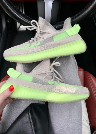 Отличные женские кроссовки adidas yeezy boost 350 серые с салатовым2 фото