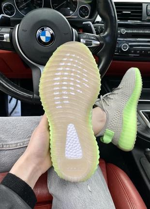 Отличные женские кроссовки adidas yeezy boost 350 серые с салатовым8 фото