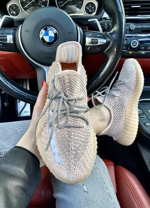 Отличные женские кроссовки adidas yeezy boost 350 бежевые с серым песочные3 фото