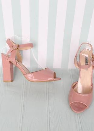 Пудровые босоножки 40 размера на устойчивом каблуке