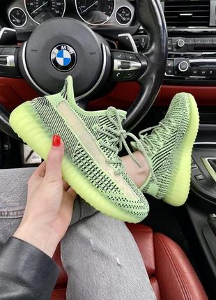 Класні жіночі кросівки унісекс adidas yeezy boost 350 салатові з чорним 36-45 р