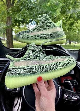 Класні жіночі кросівки унісекс adidas yeezy boost 350 салатові з чорним 36-45 р7 фото