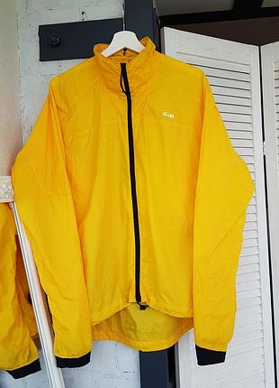 Яркая мужская ветровка