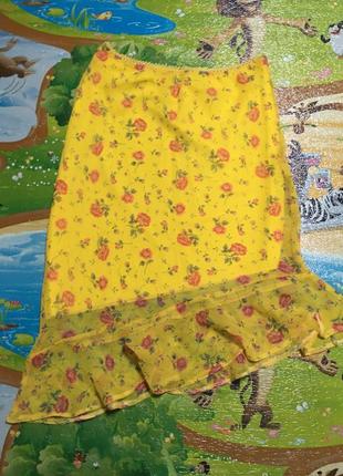 Яркая желтая шифоновая юбка с розочками