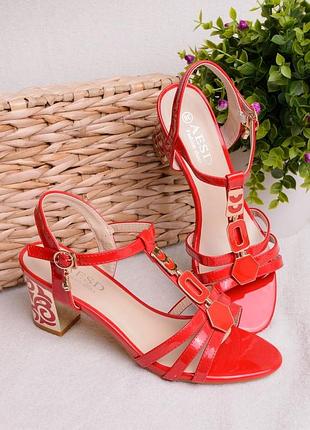 Червоні босоніжки на підборах