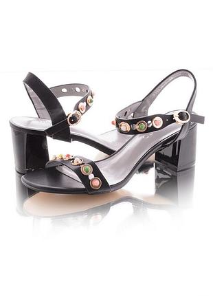 Чёрные босоножки на каблуке