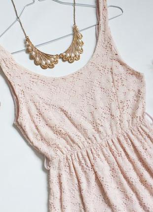 Миле плаття з відкритою спинкою, колір пудри або блідо рожеве
