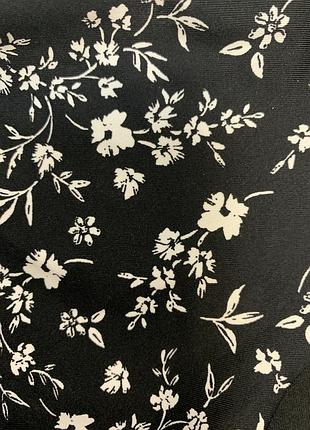 Женский купальник раздельный чёрного цвета в мелкий белый цветочек3 фото