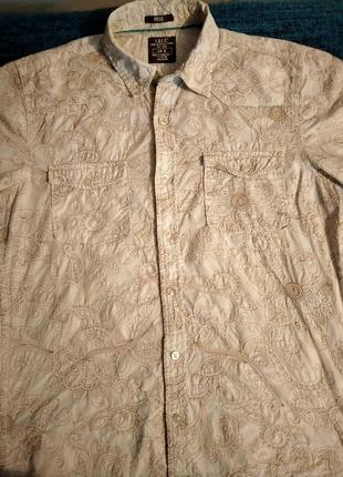 Сорочка з вишивкою від іменитого бренду.