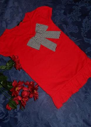 Яркая футболка