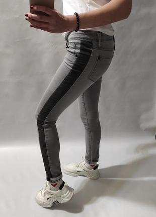 Серые джинсы низкая посадка скинни3 фото