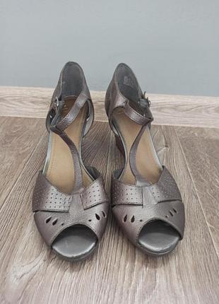 Босоножки кожаные clarks