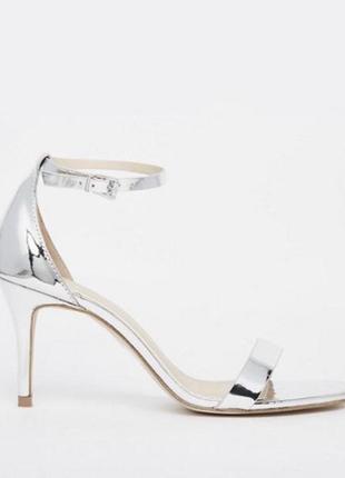 Серебристые минималистичные босоножки на каблуке
