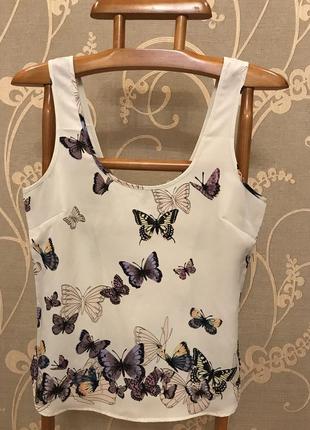 Дуже гарна і стильна брендовий блузка в метеликах.