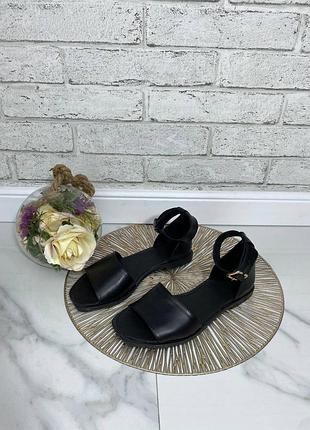 Кожаные босоножки на низком каблуке