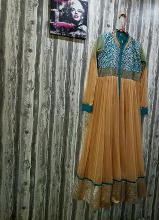 Изумрудно каремельное платье великолепное с вышивкой.