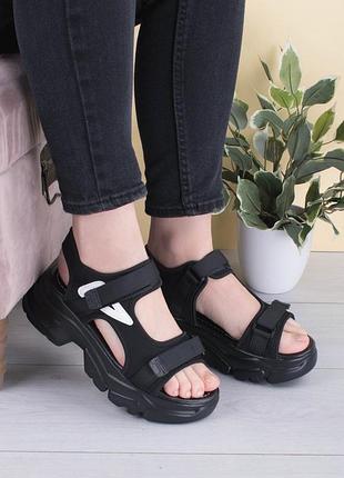 Женские черные босоножки на платформе