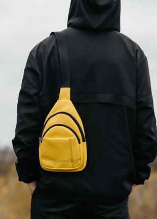 Вместительная, супер удобная мужская желтая сумка через плечо слинг4 фото
