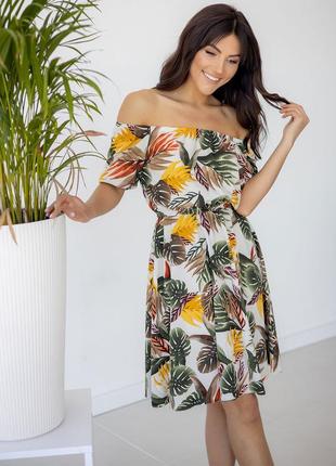 Платье с открытымм плечами в тропический принт листики