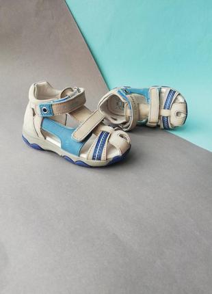 Закрытые сандалии для мальчика (20 размер)