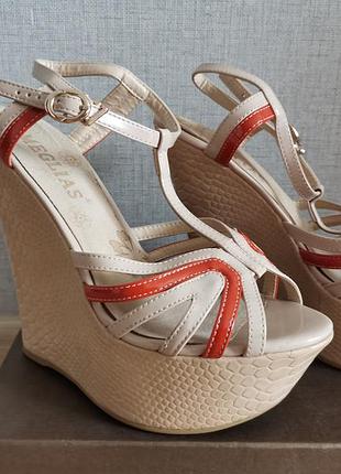 Босоножки на высокой платформе