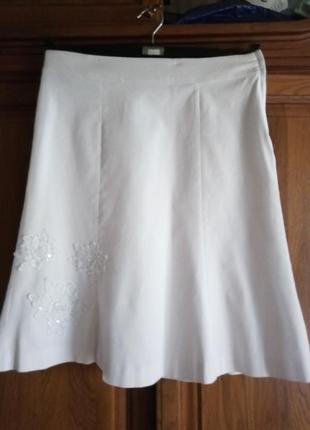 3 дня!очень нарядная белая юбка шестиклинка на подкладке с аппликацией