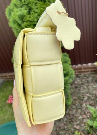 Трендова жовта сумочка ботега через плечі плетена на літо стильна 20232 фото