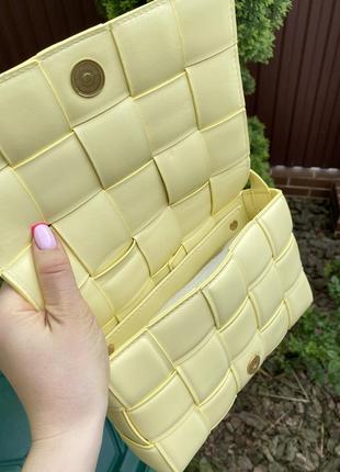 Трендова жовта сумочка ботега через плечі плетена на літо стильна 20233 фото