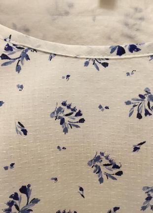 Очень красивая и стильная брендовая блузка в цветочках..100% коттон.