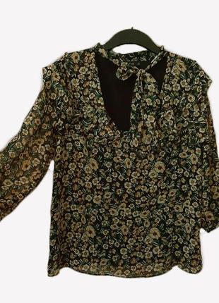 Блуза с воланами в мелкие цветы