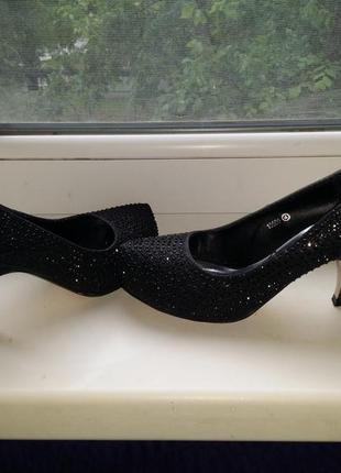 Нарядные  чёрные женские туфли со стразами на среднем каблуке лодочки с камушками lilley2 фото