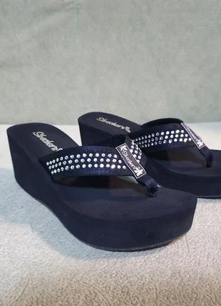 Классные шлепанцы, вьетнамки skechers