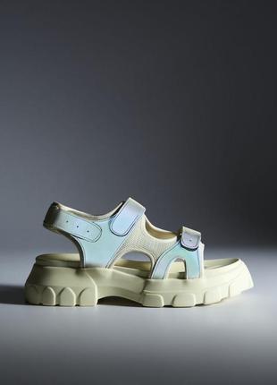 Сандали на толстой подошве