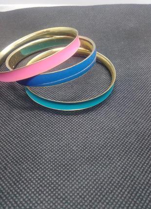 Три металлических браслета с цветным покрытием эмаль