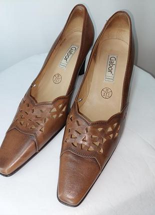 Шкіряні туфлі відомого бренду