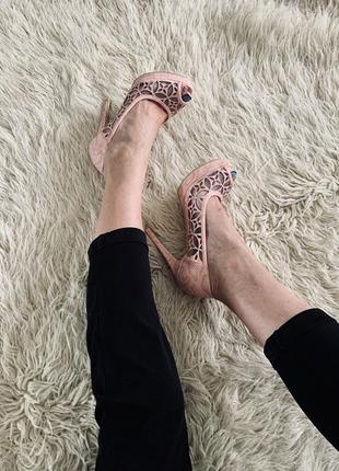 Женские ажурные пудровые туфли на шпильке с открытым носком в стиле луи витон4 фото