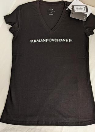 Чорна футболка armani exchange з v-подібною горловиною і написом на грудях