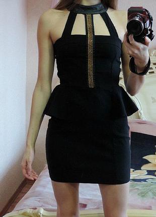 Черное бандажное платье с баской