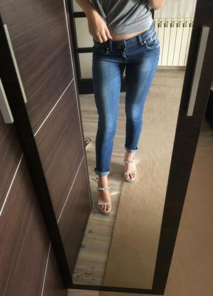 Поделиться:  джинсы зауженные потертые посадка низкая