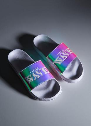 Шлёпанцы с голографическим эффектом